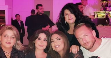 صورة.. إليسا تحتفل برأس السنة فى دبى مع أصدقائها