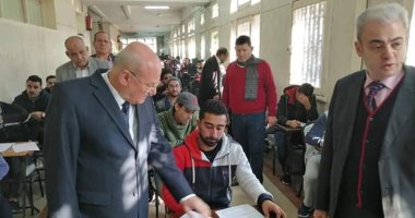رئيس جامعة الزقازيق يتفقد أعمال امتحانات كليتى الحقوق والتجارة