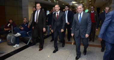 صور.. وزير الطيران يتفقد مطار القاهرة ويهنئ العاملين والمسافرين بالعام الجدید