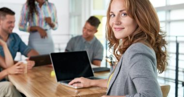 ثبته بكلمتين.. اعرف إزاى تبعت كارت معايدة تهنئة بالعام الجديد 2019 لمديرك