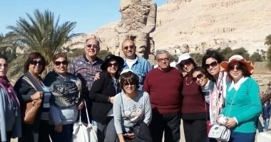 جمال مصر.. أسرة تشارك بصورتها أمام تمثالى ممنون بالأقصر دعما للسياحة