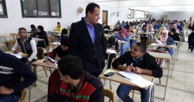 صور.. نائب رئيس جامعة أسيوط يتفقد امتحانات نصف العام بكلية الخدمة الاجتماعية