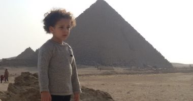 جمال مصر.. قارئ يشارك بصورة  ابنه"ایاد ": أحلى مكان فى الدنيا الاهرامات"