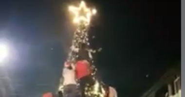 رأس السنة فى الكوربة غير.. شباب يتسلقون شجرة الكريسماس فى الكوربة 