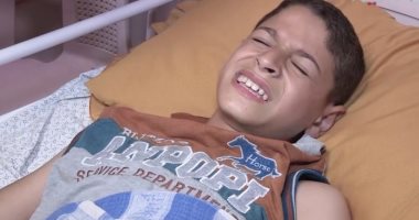 اغتال رصاص الاحتلال أحلامه.. طفل فلسطينى يدفن ساقه المبتور بجوار قبر والده
