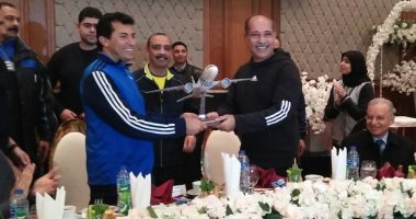 يونس المصرى يهدى وزير الشباب والرياضة درع الطيران المدنى 