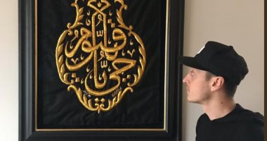 شاهد.. "كسوة الكعبة" فى منزل مسعود أوزيل نجم أرسنال اعرف الحكاية