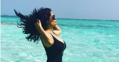 شاهد.. سلمى حايك تستقبل العام الجديد بالمايوه على جزيرة بالمحيط الهادى