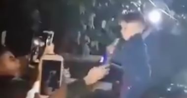 فيديو صادم.. أب يسقى طفله خمرا فى احتفالات رأس السنة ببغداد