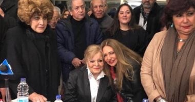 فيديو وصور.. "فى عيد ميلاد القديسة لويز الطاهرة التى سحرت القلوب".. وزيرة الثقافة تزور نادية لطفى وتمنحها درع جائزة الدولة التقديرية للفنون.. والفنانة: "بشكر مصر على كل حاجة حلوة قدمتها لى"