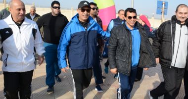 صور..وزيرا الطيران والشباب يقودان فريقي مباراة كرة قدم فى اليوم الرياضي للعاملين