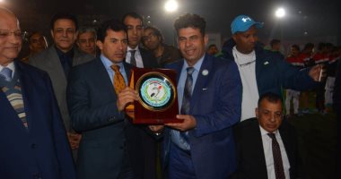 أشرف صبحي يشهد المهرجان الرياضي بحي الاسمرات 