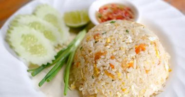 طريقة عمل الأرز المقلى بالخضار والكاجو