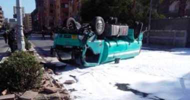 صور.. عودة حركة المرور بسوهاج بعد رفع أثار انقلاب سيارة محملة بــ7 أطنان بنزين