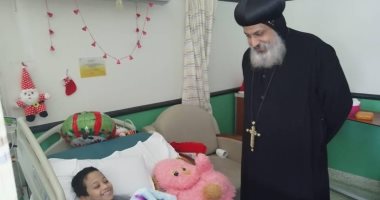 الأسقف العام لكنائس حدائق القبة يزور أطفال مستشفى 57357.. صور 