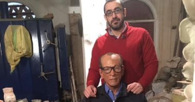هتحس إنه حقيقى.. شاهد تمثال لـ نجيب محفوظ بالحجم الطبيعى x 3 صور