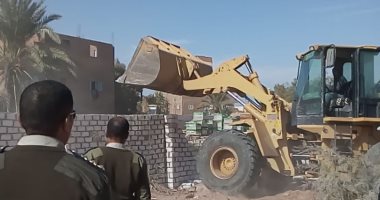 رئاسة مركز الداخلة بالوادى الجديد تنفذ حملة لإزالة منشآت وأبنية بدون تراخيص