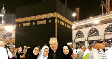 أشرف زكى وروجينا وبنتيهما يبدأون 2019 من أمام الكعبة.. صور