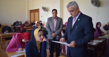 صور.. رئيس جامعة المنوفية يتفقد الامتحانات بنوعية أشمون