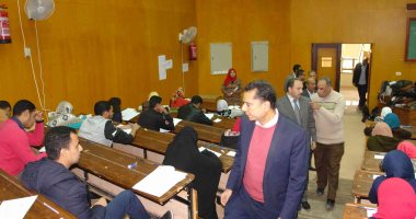 نائب رئيس جامعة جنوب الوادى يتفقد امتحانات الفصل الدراسى الأول.. صور