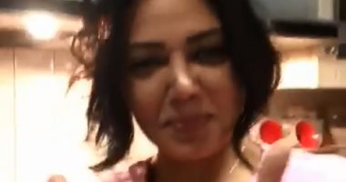 شاهد.. رانيا يوسف من المطبخ: "عامله بطاطس محمرة وسبانخ ورز"