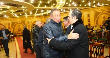 الخطيب وخالد صلاح وأبو ريدة ونجوم الرياضة فى عزاء والد زوجة محمد كامل