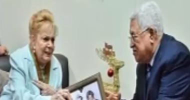 "كل يوم" يعرض صور تكريم الرئيس الفلسطينى للفنانة نادية لطفى
