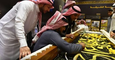 صور.. سعوديون من ذوى القدرات يحيكون ثوب الكعبة المشرفة