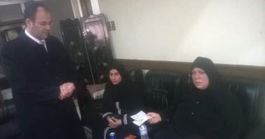 القوى العاملة بالشرقية تسلم أسرة عامل متوفى تعويضا بقيمة شهادة أمان