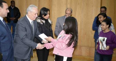  محافظ الأقصر يقدم التهانى لأطفال الجمعيات بعيد الميلاد المجيد 