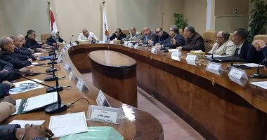 محافظ الوادى الجديد يوجه بحصر أملاك صندوق استصلاح الأراضى والعيون السطحية