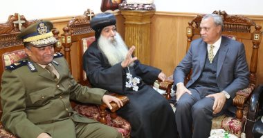 صور.. محافظ ومدير أمن قنا يزوران دير الأنبا "الملاك ميخائيل" للتهنئة بالعيد 