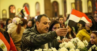 علم مصر يرفرف بأيدى المشاركين فى قداس عيد الميلاد بكاتدرائية ميلاد المسيح
