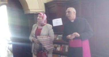 صور .. رئيس  حى الجمرك يزور الكنيسة الأسقفية بالإسكندرية 