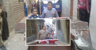 قصة كفاح طالبين شقيقين يبيعان "الفول والبليلة" للإنفاق على أسرتهما بسوهاج.. أحمد ووليد: "بنشتغل 8 ساعات وبنكسب 60 جنيه فى اليوم".. والدنا معاق ولجأنا للعمل لتوفير المال.. ويطالبان بإجراء عملية لوالدهما