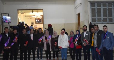 شباب مستقبل وطن بالدقهلية يوزعون الورد على المصلين بالكنائس احتفالا بعيد الميلاد