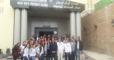 صور.. 40 شابا وفتاة من الكنيسة يقدمون هدايا عيد الميلاد لمرضى الأورام بأسوان