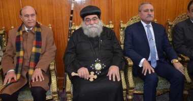 صور.. جولة لمحافظ الإسماعيلية ومميش على كنائس الإسماعيلية للتهنئة بأعياد الميلاد