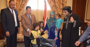 محافظ بنى سويف يشارك فى توزيع أجهزة تعويضية داخل مطرانية بنى سويف 