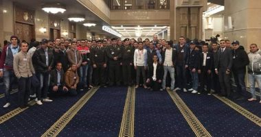 طلاب جامعة الأزهر يلتقطون الصور التذكارية من داخل مسجد الفتاح العليم