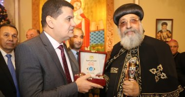 صور.. رئيس حماية المستهلك يهدى البابا تواضرس الثانى درع الجهاز