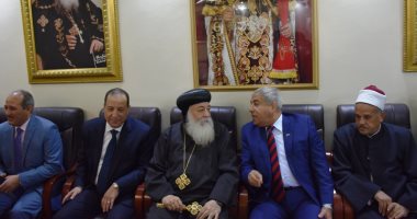 صور.. محافظ أسوان يقدم التهنئة للأقباط بأعياد الميلاد فى كاتدرائية الأرثوذكس