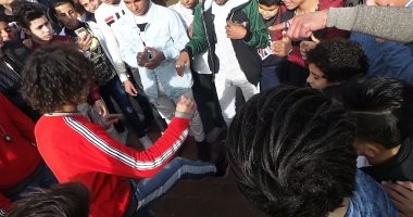 شباب الحديقة الدولية يتسابقون فى الرقص على أنغام الأغانى الشعبية