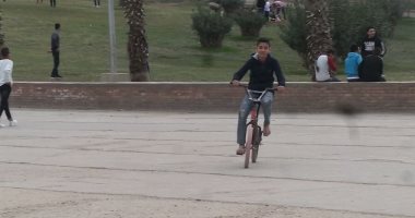 "ركوب العجل" وافتراش المسطحات الخضراء أبرز مظاهر البهجة بحديقة الفسطاط 