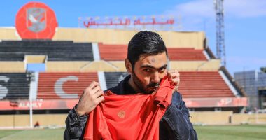 صور.. حسين الشحات يخلد تاريخ انضمامه للأهلي بـ"قبلة الشعار فى التتش" 