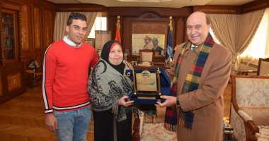 مميش يستقبل شابا أنقذ طفلة الإسماعيلية من الخطف.. والتعيين مكافأة الشهامة