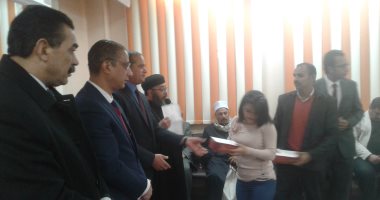 صور.. محافظ سوهاج ومدير الأمن يوزعان الهدايا على الأيتام احتفالا بعيد الميلاد