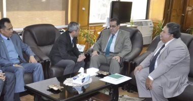 رئيس جامعة قناة السويس يناقش تبادل الزيارات مع المستشارالثقافى لإندونسيا
