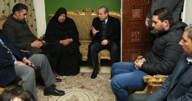 صور.. محافظ كفر الشيخ يقدم واجب العزاء لأسرة الطبية المذبوحة على يد زوجها