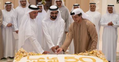تورتة 50 عاما.. مجلس وزراء الإمارات يحتفى بمسيره محمد بن راشد.. صور وفيديو